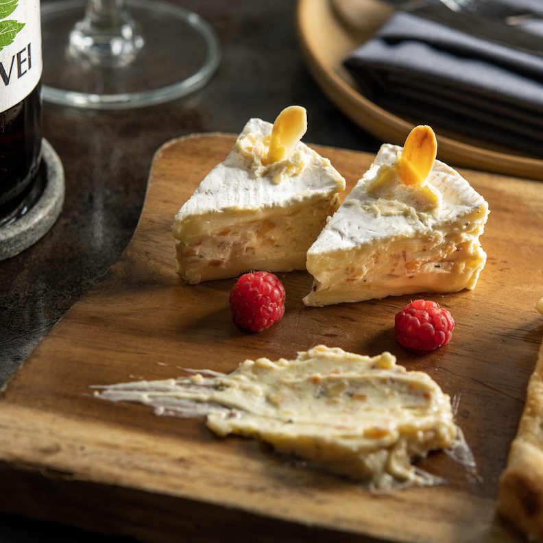 Camembert with Truffle-flavored Mascarpone (1pc)