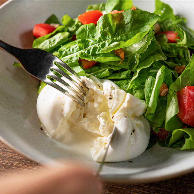 Burrata with Organic Rocket và Tomato Salad